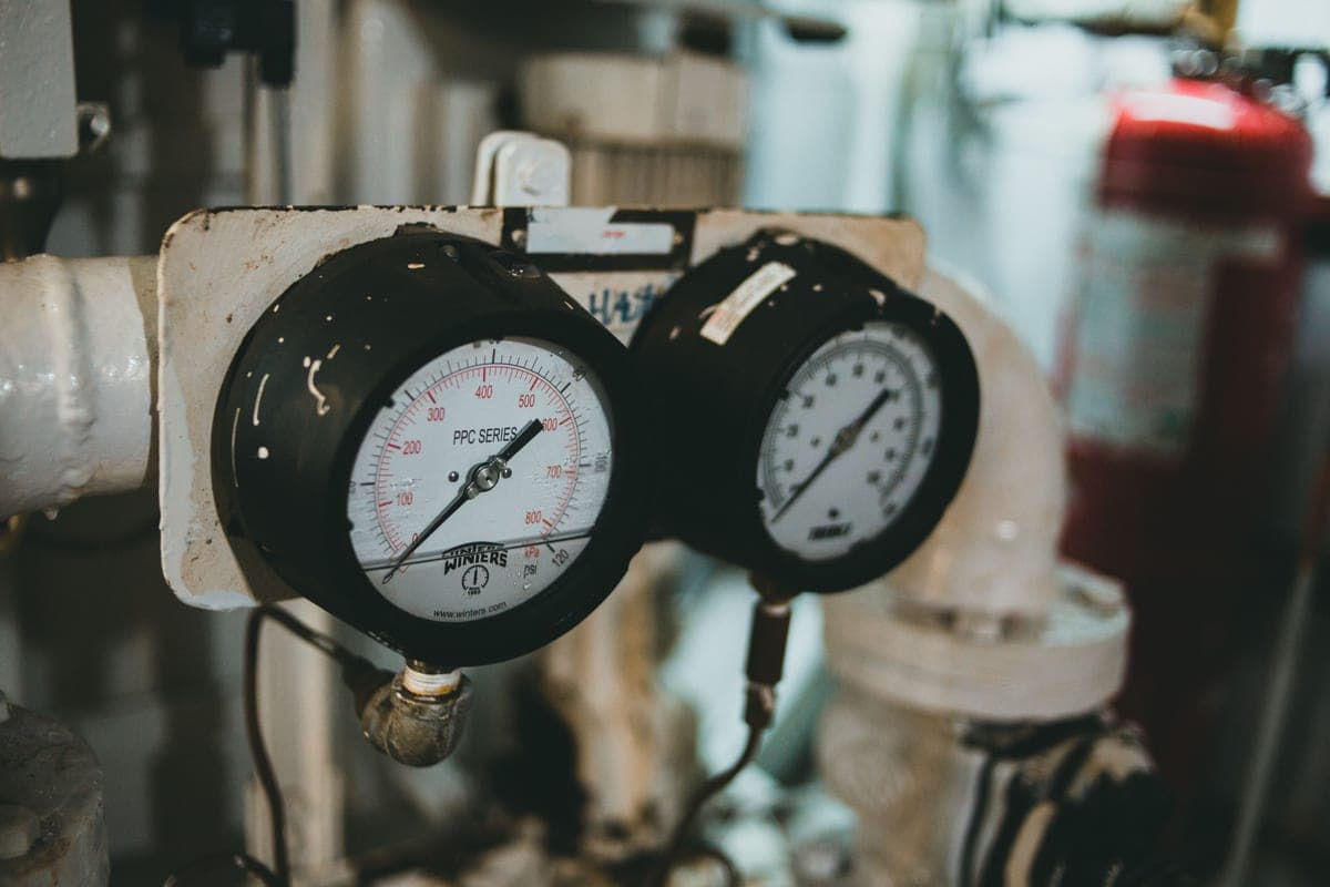 A compressed air pressure gauge reading in PSI